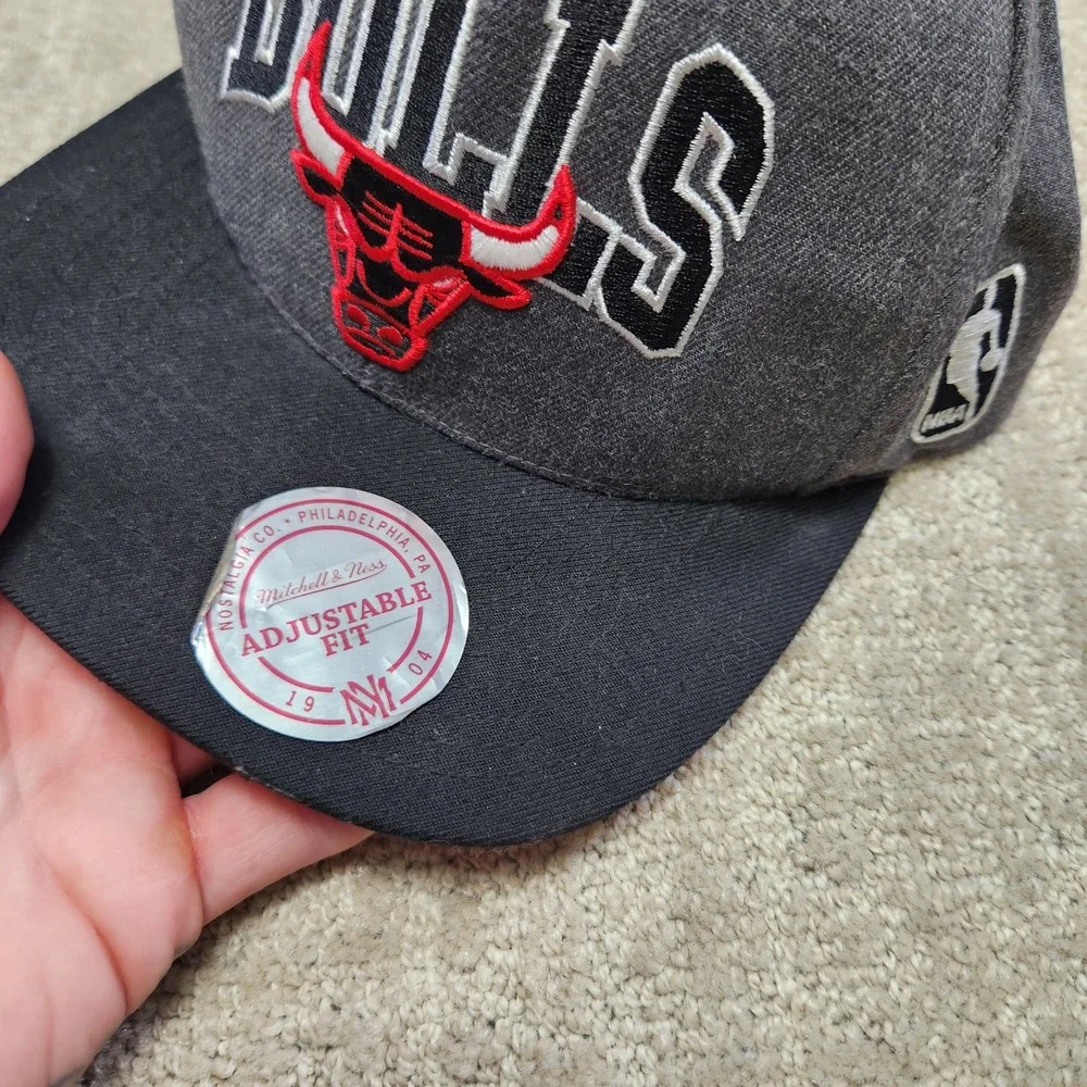 Mitchell & Ness Chicago Bulls Snapback Hat Mens Grey Black NBA Hardwood Classics